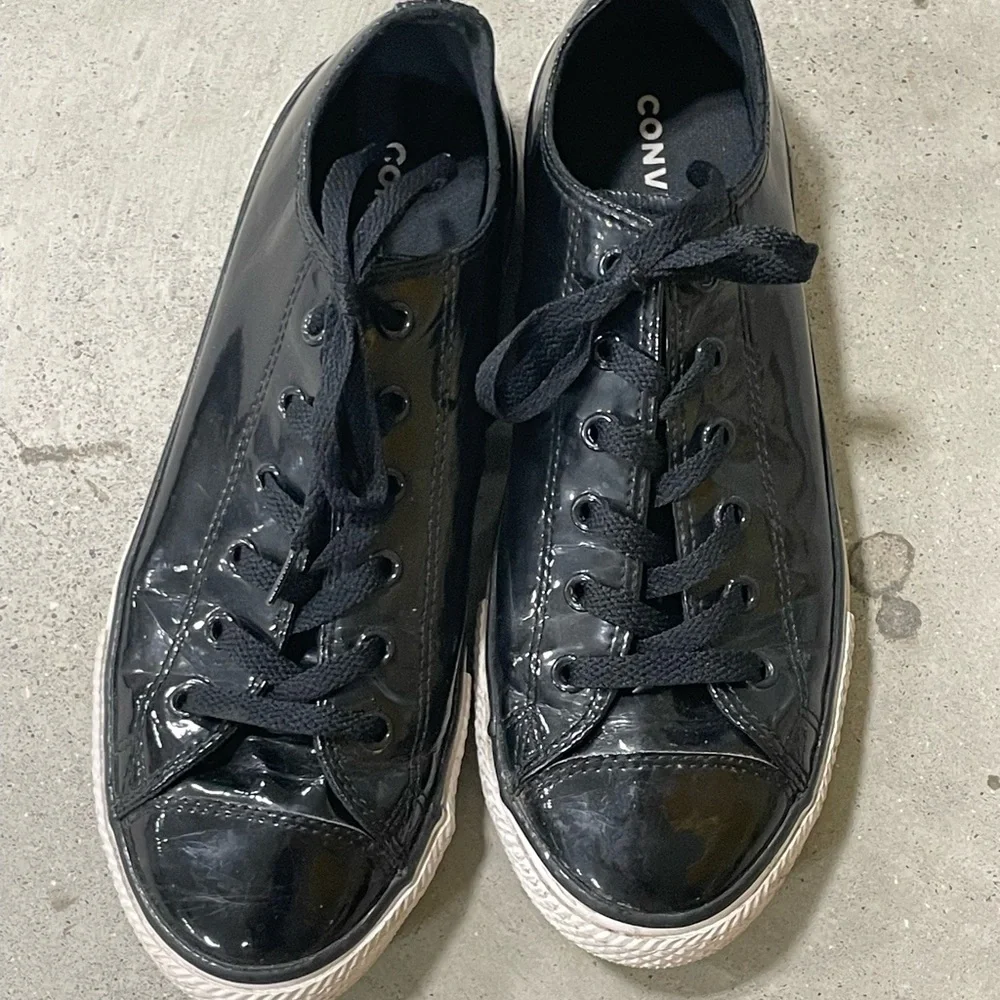 Converse Black Patent low cut Chuck Taylor shoes size 5 Youth Junior